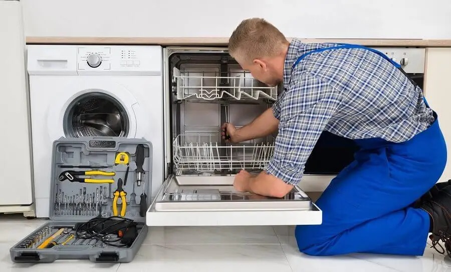 Aliağa Beko servisi teknisyen ekibi beyaz eşya tamiri yaparken